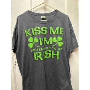 LUCKY TEE SHIRT " Kiss Me I'm Pretending To Be Irish" Gray T-Shirt. Men's Large